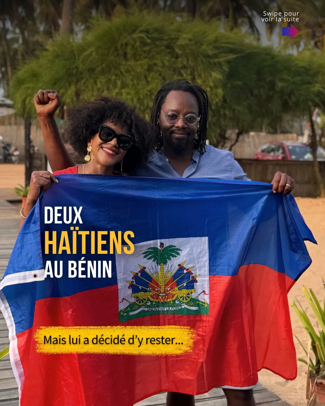 Joseph et une amie tiennent le drapeau d'Haïti sur une plage du Bénin : « Deux Haïtiens au Bénin. Mais lui a décidé d'y rester… »